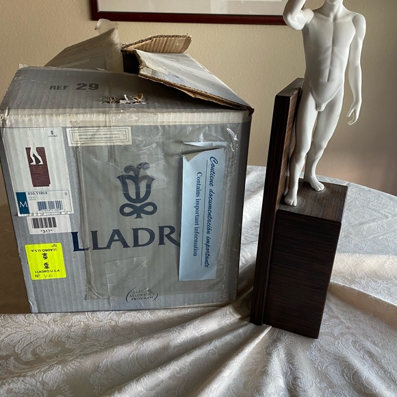 RETIRED 2008 ‘HIGHER LLADRO’ porcelain figurine-Item #01011899 - Picture 9 of 11